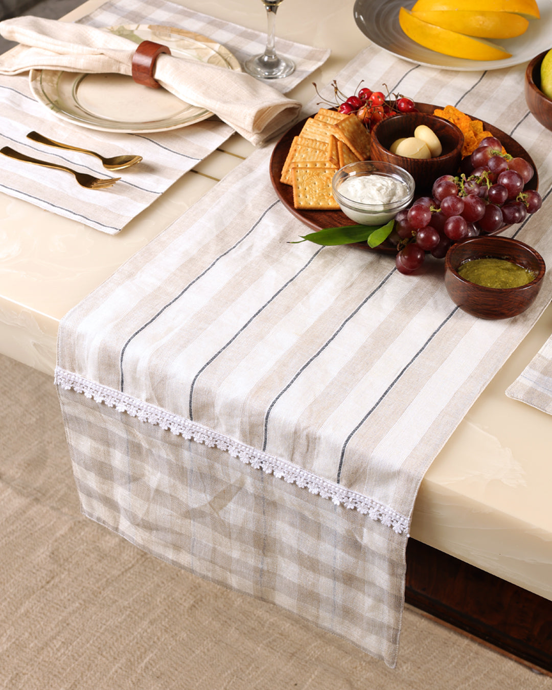 DAINTY LINEN