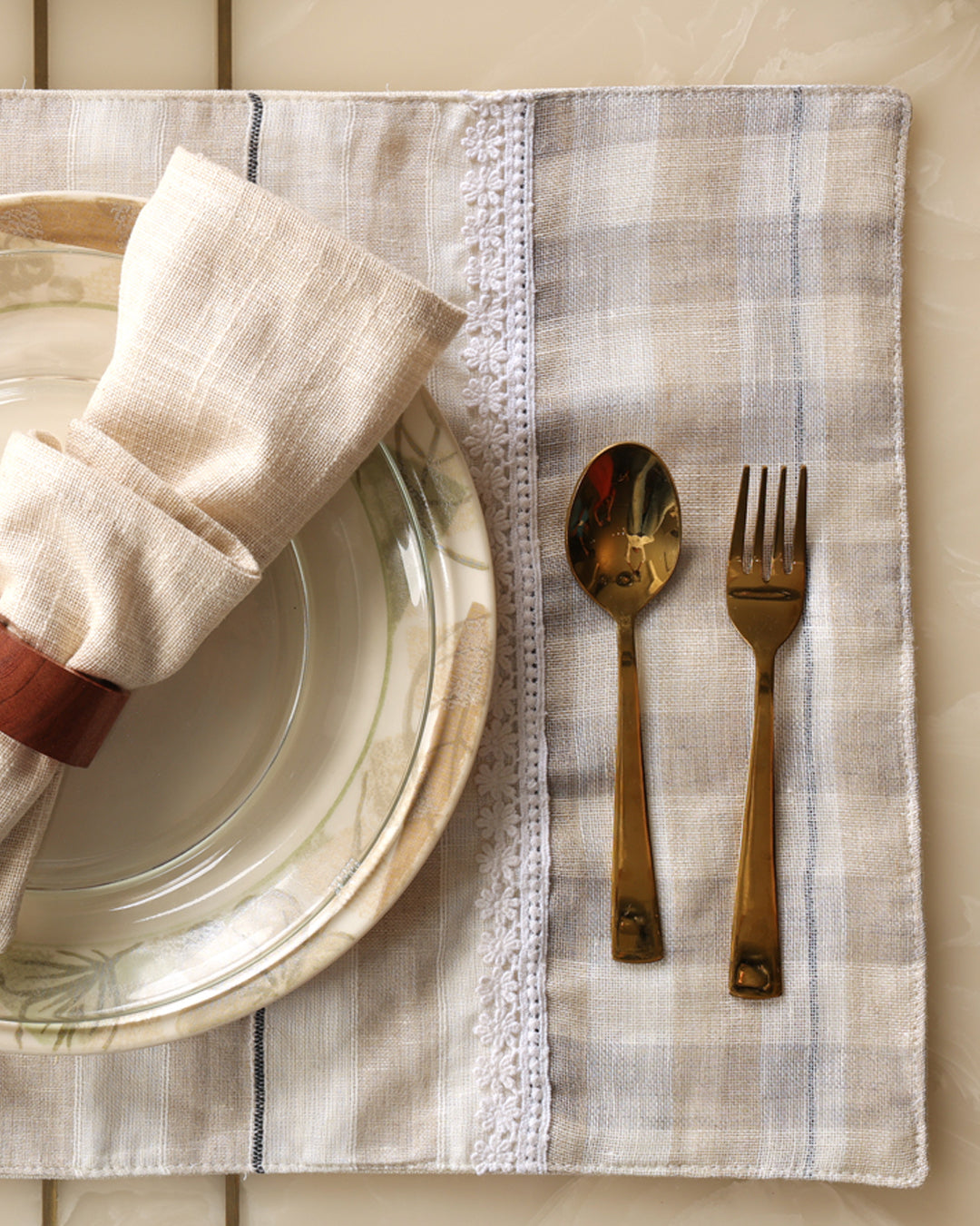 DAINTY LINEN